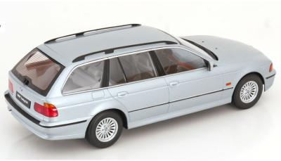 Метален автомобил BMW 5er Serie Touring 1:18 Triple9 Collection 91800390