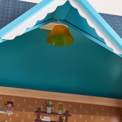 Дървена къща за кукли с LED светлина Hape H841432