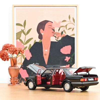 Колекционерска метална кола Mercedes Benz 560 SEL 1:18 NOREV 183788