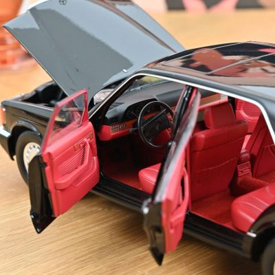 Колекционерска метална кола Mercedes Benz 560 SEL 1:18 NOREV 183788