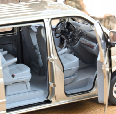 Колекционерска метална кола Volkswagen Multivan 1:18 NOREV 188602