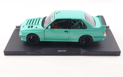 Метален автомобил BMW E30 M3 1:18 SOLIDO 1801527