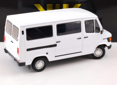Колекционерски метален бус Mercedes 208 D bus 1:18 KK Scale 180291