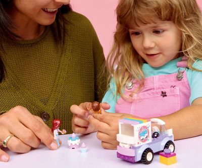 Конструктор Кола еднорог за доставка на торти LEGO Friends 42675 