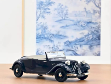 Колекционерска метална кола Citroen Traction Cabriolet 1:18 NOREV 0191104