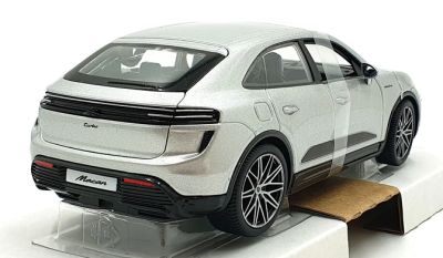 Метална кола Porsche Macan Turbo Electric 1:24 Bburago 18/21114