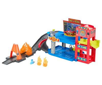 Команден център на състезателна писта с Маккуин и Гуидо Cars Race Mattel JMT59 