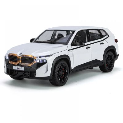 Метален автомобил BMW XM 1/24 бял