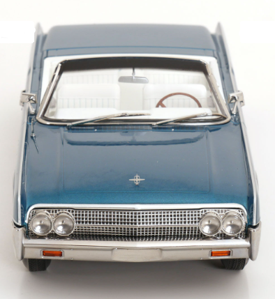 Колекционерска метална кола Lincoln Continental Convertible 1:18 KK Scale 181524