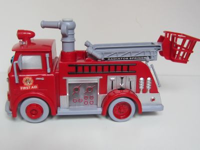 Пожарен музикален камион правещ сапунени балончета Пожарна Cars
