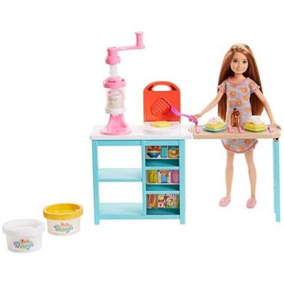 Barbie Кукла Стейси в кухнята FRH74