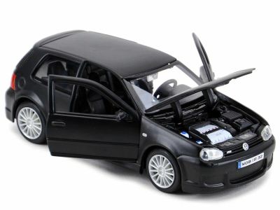 Метална кола с отварящи се врати Volkswagen Golf R32 MAISTO 1:24