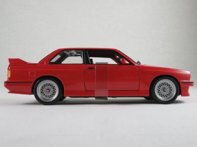 Метална кола BMW M3 E30 1988 Bburago 1:24  