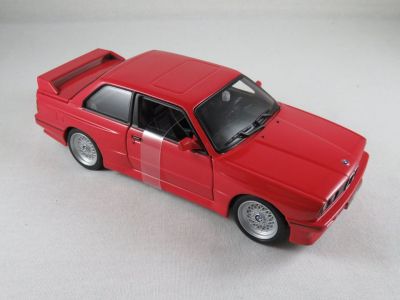 Метална кола BMW M3 E30 1988 Bburago 1:24  