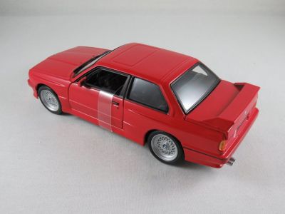 Метална кола BMW M3 E30 1988 Bburago 1:24  