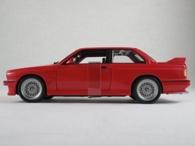 Метална кола BMW M3 E30 1988 Bburago 1:24  