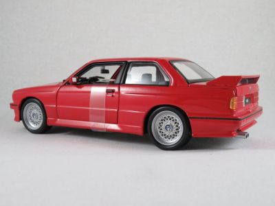 Метална кола BMW M3 E30 1988 Bburago 1:24  
