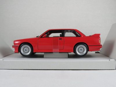 Метална кола BMW M3 E30 1988 Bburago 1:24  