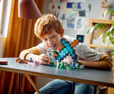 Конструктор LEGO Minecraft 21244 - Базата на меча