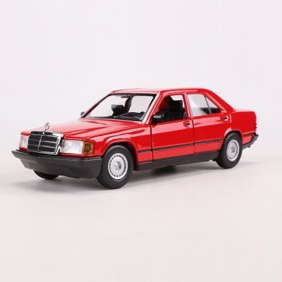 Метален автомобил Mercedes Benz 190E 1987 Bburago 1:24 