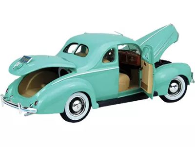 Метална кола Ford Deluxe 1939 Maisto 1/18 31180