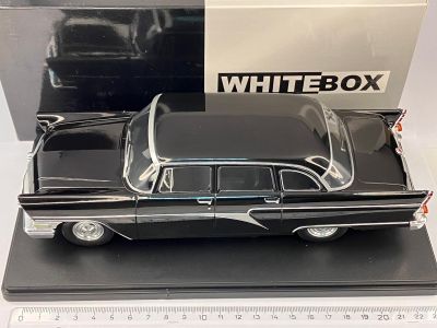 Метална кола GAZ-13 Chaika 1960 WHITE BOX 124080