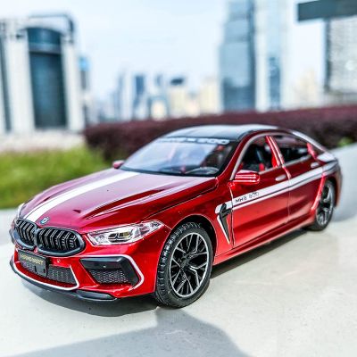 Метален автомобил BMW M8 със звук и светлини 1/24 червен