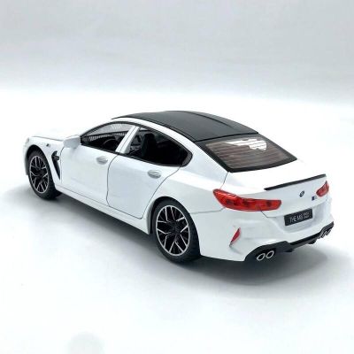 Метален автомобил BMW M8 със звук и светлини 1/24 бял