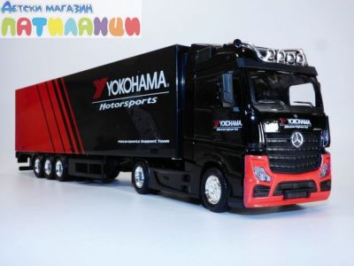 Метален камион с ремарке Mercedes Benz Actros Yokohama Bburago 1/43 