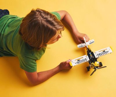 Конструктор LEGO Technic 42198 Самолет с витло