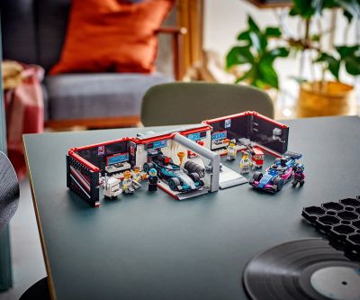 Конструктор LEGO City 60444 Гараж от F1 с коли Mercedes-AMG и Alpine