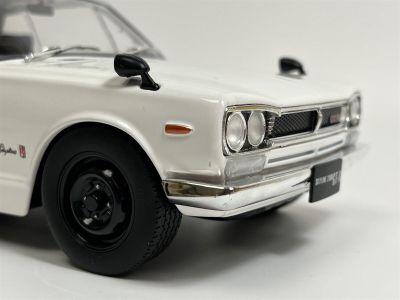 Метален автомобил Nissan Skyline GT-R KPGC10 Triple9 Collection 1:18 - T91800181