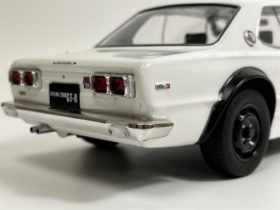 Метален автомобил Nissan Skyline GT-R KPGC10 Triple9 Collection 1:18 - T91800181