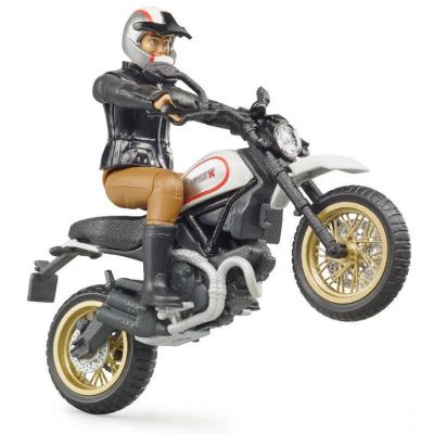 Джип пикап RAM 2500 с мотоциклет Ducati Scrambler Bruder 02502