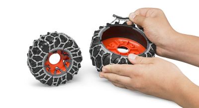 Трактор Claas Axion 950 с вериги за сняг и гребло BRUDER 03018